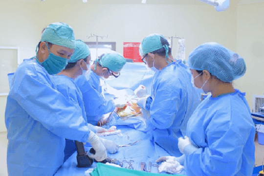 Hồi sinh đôi chân sau 90 phút: Kì tích người đàn ông 53 tuổi thoát cảnh tàn phế