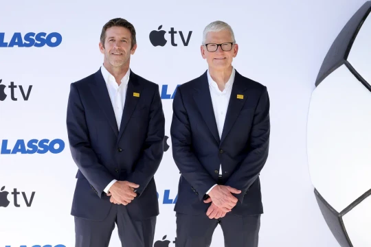 John Ternus thay Tim Cook làm CEO Apple từ 1/9, bác quan điểm iPhone sắp hết thời