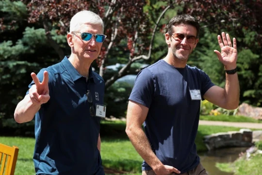 John Ternus - Tim Cook và bài toán chuyển giao quyền lực: Apple theo mô hình ở Amazon?