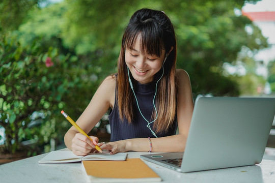 Tân sinh viên Việt Nam mua laptop: Đừng chỉ nhìn theo đời máy
