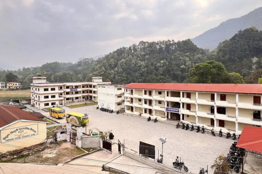 Hơn 900 người Nepal thoát chết nhờ cảnh báo lũ khẩn cấp, hiệu trưởng được ví như Chúa