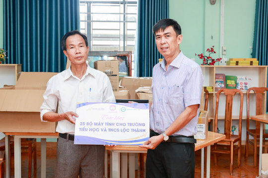 50 bộ máy vi tính đến với học sinh vùng biên Đồng Nai trước năm học mới