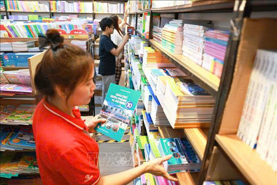 Sách giáo khoa “nóng” cục bộ: Nguồn cung đủ, vì sao vẫn thiếu?