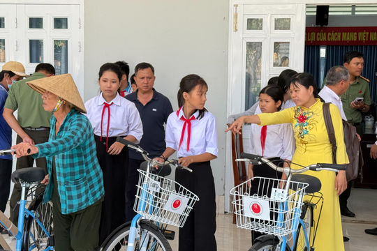 Xe đạp và quà trao vùng biên: Nâng bước học sinh nghèo đến trường