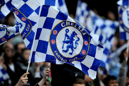 Mặc áo đấu Chelsea in logo tiền mã hóa chưa được cấp phép có vi phạm luật?
