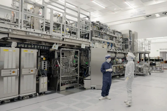 TSMC, Samsung dùng máy EUV High NA 400 triệu USD của ASML khi AI bùng nổ