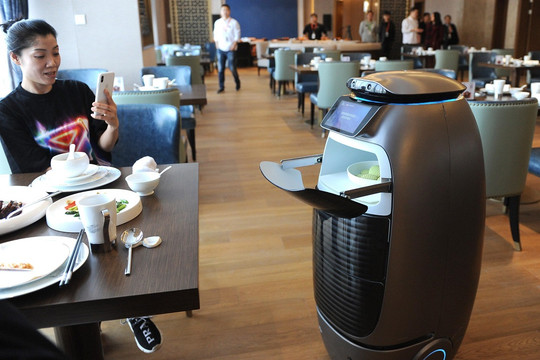 Robot giao đồ xuất hiện nhan nhản trong khách sạn ở Trung Quốc