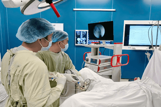 Chiếc ống sonde JJ biến thành ‘khối đá’ tàn phá quả thận cụ ông sau 5 năm