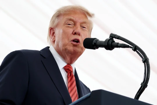 Ông Trump công kích Dario Amodei, điện thoại cho Jensen Huang, gọi lo ngại AI là 'trò bịp'