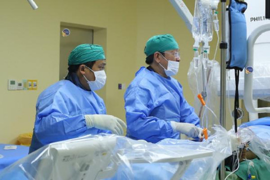 Người đàn ông bị nhồi máu cơ tim cấp: 10 phút quyết định sự sống