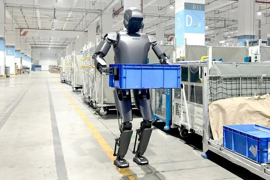 Bên trong nhà máy đầu tiên dùng robot để sản xuất… robot hình người