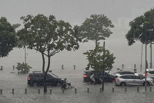 Tàn dư áp thấp 'mắc kẹt' gây mưa lớn kéo dài: Nguy hiểm thế nào?