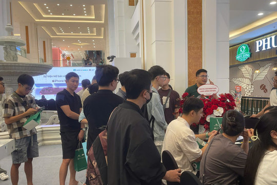 Video: Người dân xếp hàng trải nghiệm iPhone 18 Pro và Pro Max trong ngày đầu tiên mở bán tại Việt Nam