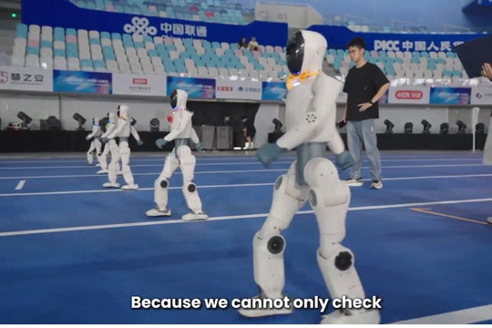 Bí quyết để 25 robot hình người đi đều không sai một bước chân