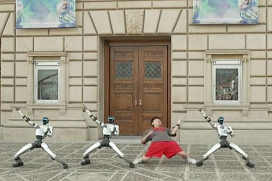 Robot hình người bước lên sân khấu America’s Got Talent