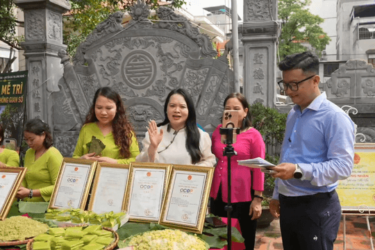 Cốm Mễ Trì 'xuất ngoại' khỏi làng nhờ... livestream