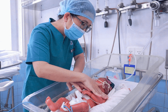Sốc nặng nhìn da con nứt toác và cái kết kì diệu của người mẹ tuổi 45
