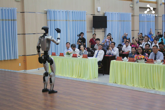 Robot AI xuống tận khu phường làm đại sứ số, người dân được hỗ trợ gì?