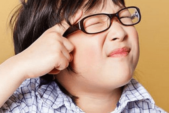 Tật khúc xạ ở trẻ em tăng mạnh: Những dấu hiệu cha mẹ dễ bỏ qua giữa thời đại màn hình