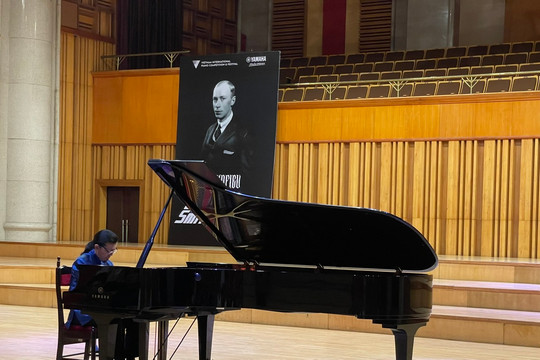 Cuộc đối thoại của Debussy và Prokofiev qua tiếng đàn nghệ sĩ Mỹ gốc Hoa Frederic Chiu