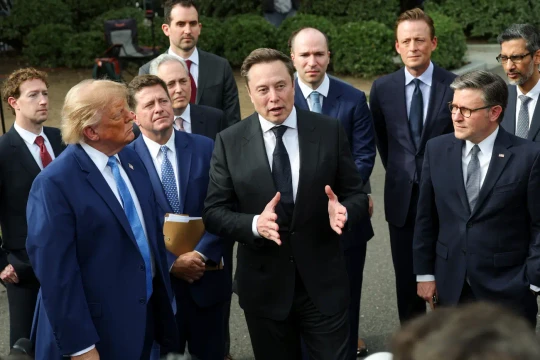 Elon Musk xin lỗi vì nói AI thay vì SI, thỏa thuận Nhà Trắng về siêu trí tuệ có lỗi chính tả