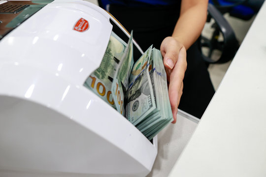 Tín dụng tăng nhanh, ngân hàng tìm cách xoay vốn