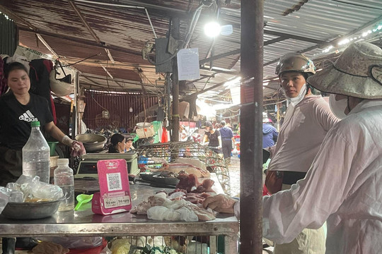 Hà Nội chuyển đổi số: Công nghệ 'chạm' vào từng sạp hàng, đi chợ không cần tiền mặt