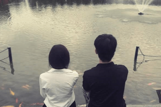 Con mắc kẹt trong tình yêu độc hại: Cha mẹ đừng là 'cánh cửa đóng kín'