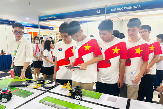 Học sinh hào hứng trải nghiệm, khám phá công nghệ tương lai tại Triển lãm Robot Hà Nội