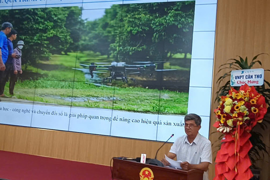 Lão nông Trần Văn Chiến đưa drone vào vườn cây, canh tác thông minh