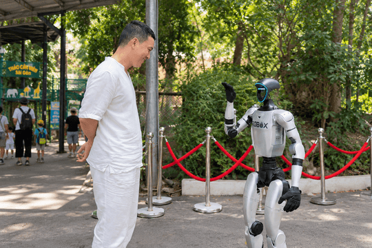 Robot hình người dạo chơi Thảo Cầm Viên Sài Gòn