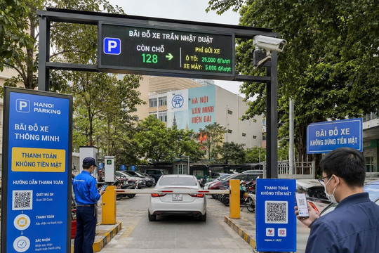 Hà Nội đề xuất nói 'không' với tiền mặt tại bãi đỗ xe: Hết thời chặt chém?