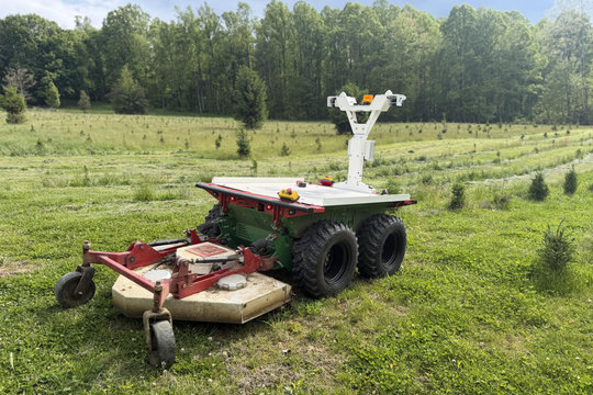 Không người lái, không nghỉ tay, robot nông trại mới của Mỹ kéo khỏe hơn cả xe bán tải