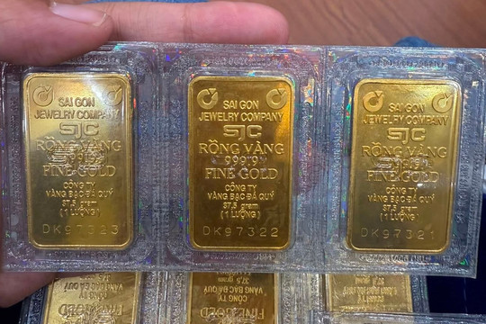 Giá vàng hôm nay 15/10: Vàng chững lại, dòng tiền sẽ chảy về đâu trong 3 tháng cuối năm?