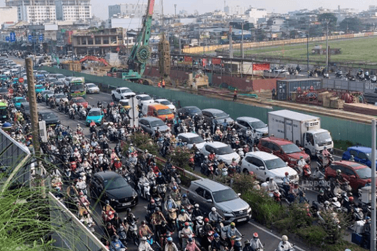 Kẹt xe bủa vây vì metro số 2, TP.HCM tung ‘vũ khí’ lạ giải cứu các cửa ngõ