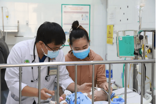 Trẻ nhập viện do bệnh hô hấp tăng vọt: Bác sĩ cảnh báo những sai lầm của phụ huynh