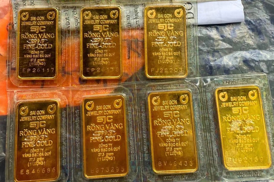 Giá vàng hôm nay 17/10: Vàng càng tăng giá, tại sao người dân lại càng muốn xếp hàng mua?