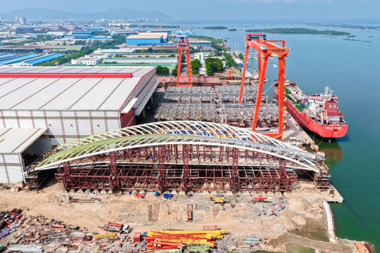 Cận cảnh hành trình đưa vòm thép 3.400 tấn vượt 124km chuẩn bị hợp long cầu đi bộ qua sông Sài Gòn