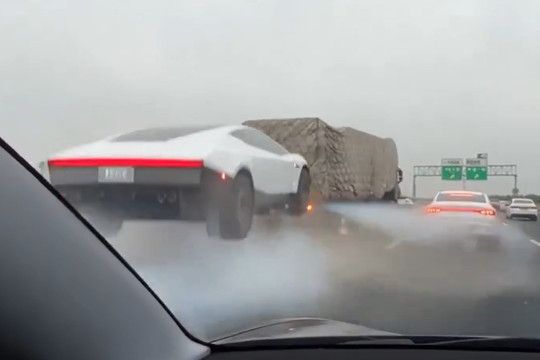 Tesla Roadster tạo trào lưu chế video xe bay, MrBeast muốn quay video thật