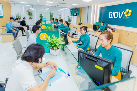 Nhiều ông lớn ngân hàng tuyên bố giảm lãi suất, người vay chờ giảm trên thực tế