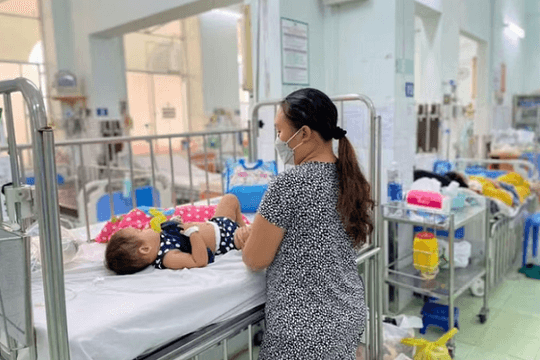 Mùa mưa, bệnh hô hấp ở trẻ tăng mạnh: Bác sĩ nhi cảnh báo hàng loạt dịch bệnh bùng phát