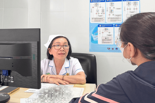 Hơn 20 năm đi ngược định kiến HIV: Câu chuyện phía sau chiếc khẩu trang của nữ điều dưỡng