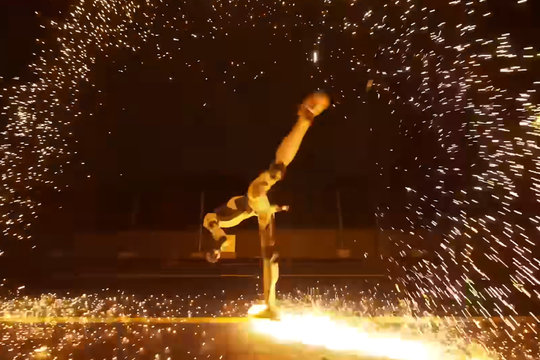 Unitree ra mắt H2-X 'cao thủ võ lâm': nhấc đầu xe hơi dễ dàng, nhắm tới 'vệ sĩ robot'