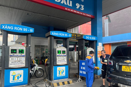 Ông lớn xăng dầu giảm giá sâu: Vì sao kẻ cười, người khóc?