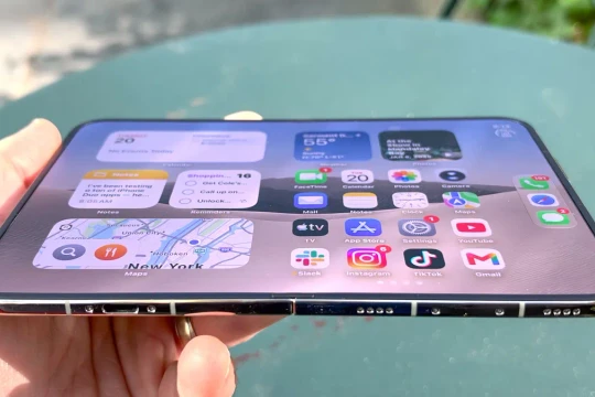 iPhone Duo hiển thị hình ảnh kém rực rỡ hơn Galaxy Z Fold 8, vì sao?
