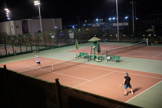 Muốn có sân chơi tennis cuối tuần, người Anh phải 'cầu cứu' công nghệ