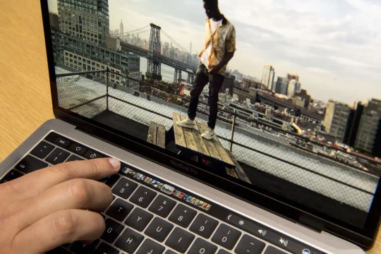 Apple phản đối MacBook Pro màn hình cảm ứng trong 2 thập niên, vì sao?
