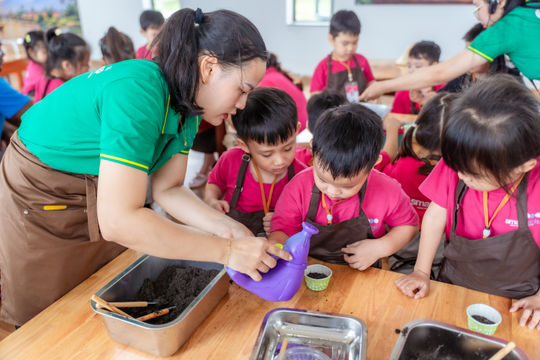 Giáo dục xanh nuôi dưỡng ý thức bảo vệ môi trường cho trẻ từ những trải nghiệm đầu đời
