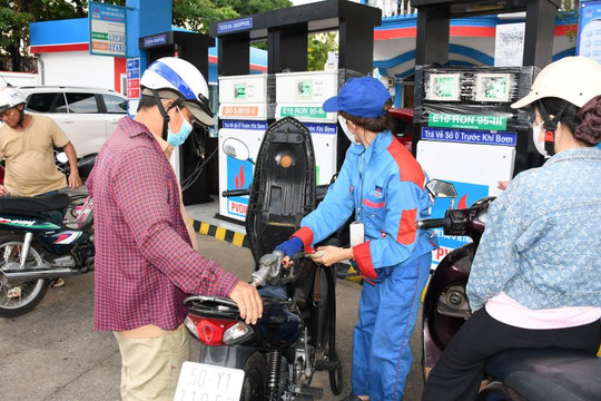 Người dân đang mong chờ được miễn thuế tiêu thụ đặc biệt với xăng