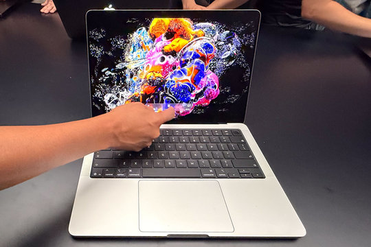 MacBook Pro màn hình cảm ứng giá gần 3.000 USD: Cuộc chơi chỉ dành cho giới chuyên nghiệp?